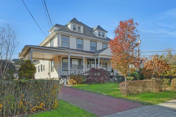 Exterior, Facade, American Foursquare