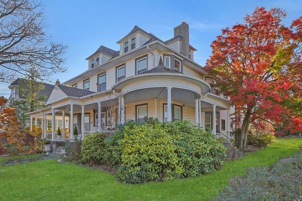 Exterior, Facade, American Foursquare