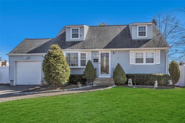 Attached, Exterior, Facade, Cape Cod