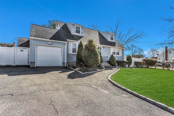 Attached, Exterior, Facade, Cape Cod