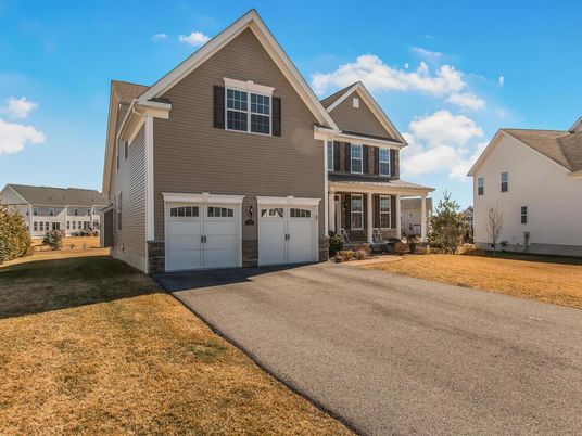 Attached, Exterior, Facade, Farmhouse