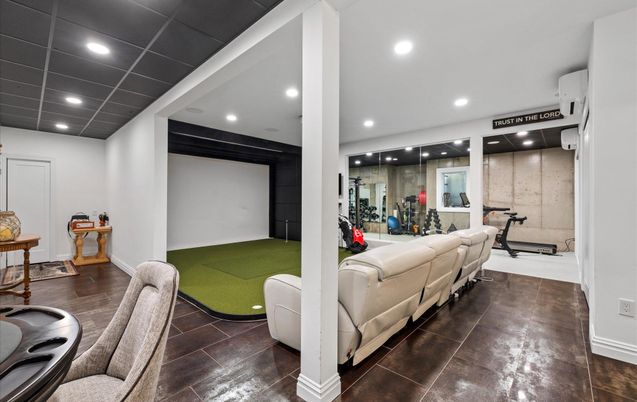 Fitness Equipment, Interior, Living room, Recessed Lighting, Wood Texture Flooring