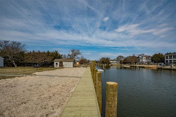 Exterior, Lake