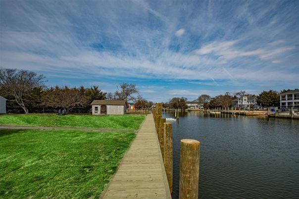 Exterior, Lake