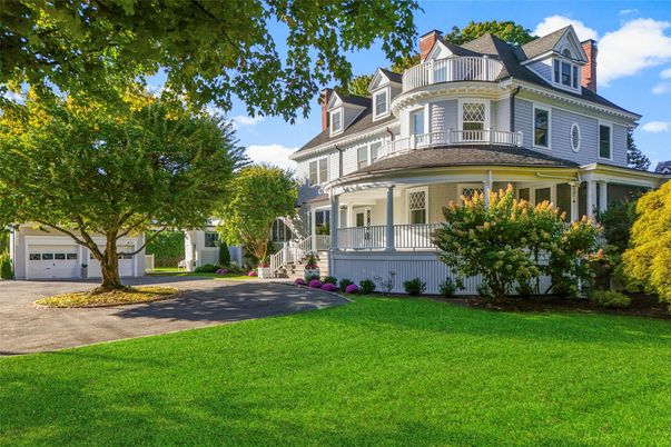 Attached, Exterior, Facade, Queen Anne Victorian