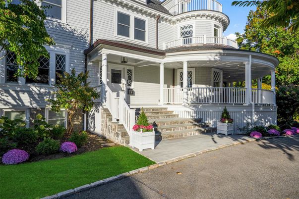 Exterior, Facade, Queen Anne Victorian