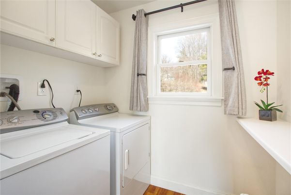Interior, Washer, Wood Texture Flooring