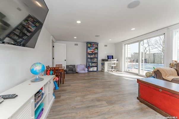 Interior, Recessed Lighting, Wood Texture Flooring