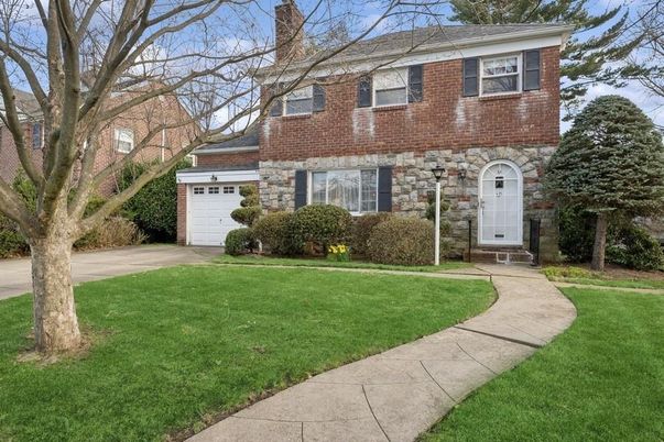 Attached, Exterior, Facade, Brick Facade, Split Level