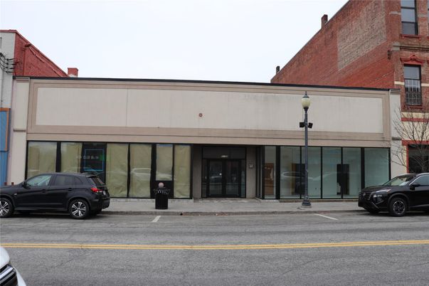 Exterior, Facade, Modern