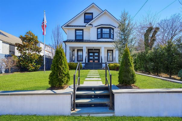Exterior, Facade, Queen Anne Victorian