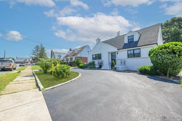 Exterior, Facade, Cape Cod