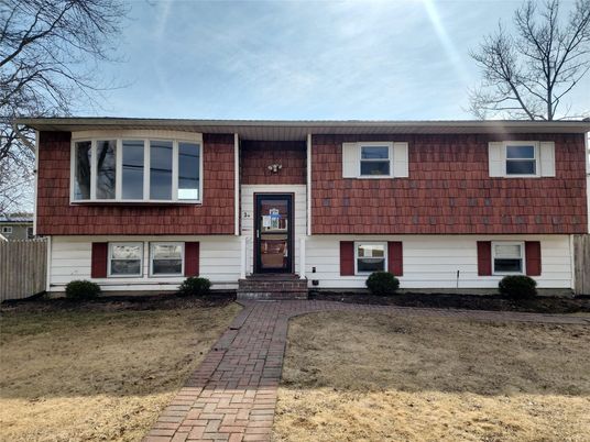 Exterior, Facade, Raised Ranch