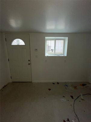 Empty room, Interior