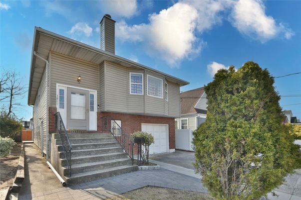 Attached, Exterior, Facade, Brick Facade, Raised Ranch