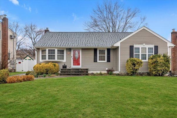 Exterior, Facade, Cape Cod