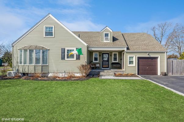 Attached, Exterior, Facade, Cape Cod