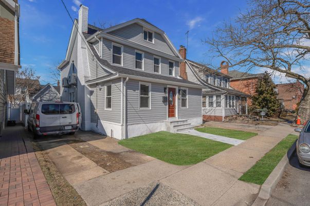 Exterior, Facade, Queen Anne Victorian