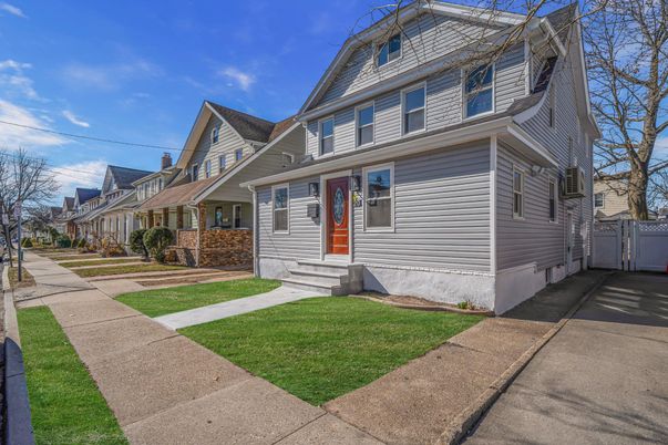 Exterior, Facade, Queen Anne Victorian