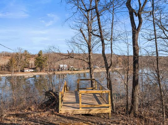Exterior, Lake