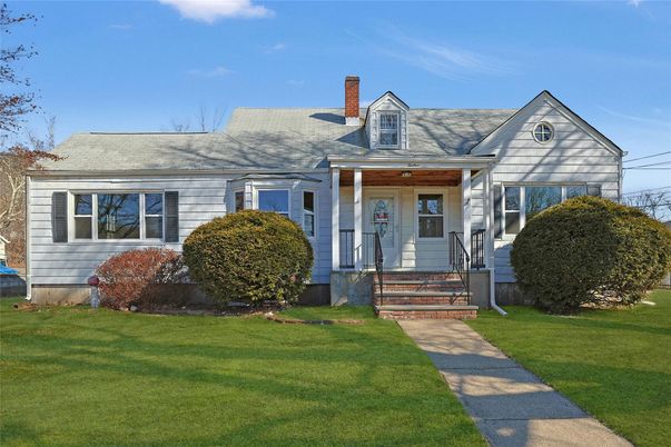 Exterior, Facade, Cape Cod