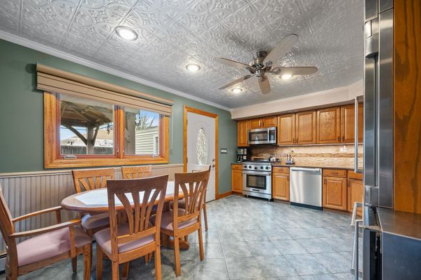Dining room, Interior, Kitchen, Recessed Lighting, Stainless Steel Appliances
