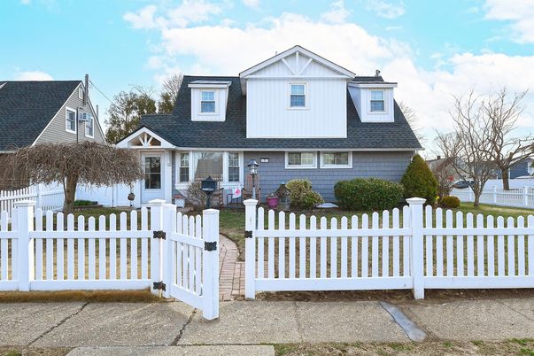 Exterior, Facade, Cape Cod