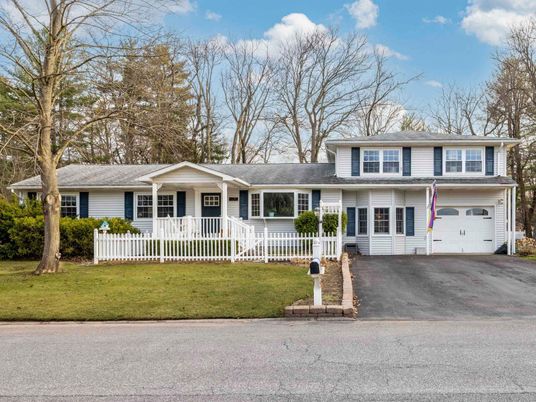 Attached, Exterior, Facade, Ranch