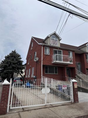 Exterior, Facade, Brick Facade, Rowhouse