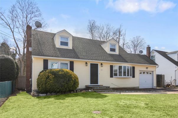 Attached, Exterior, Facade, Cape Cod