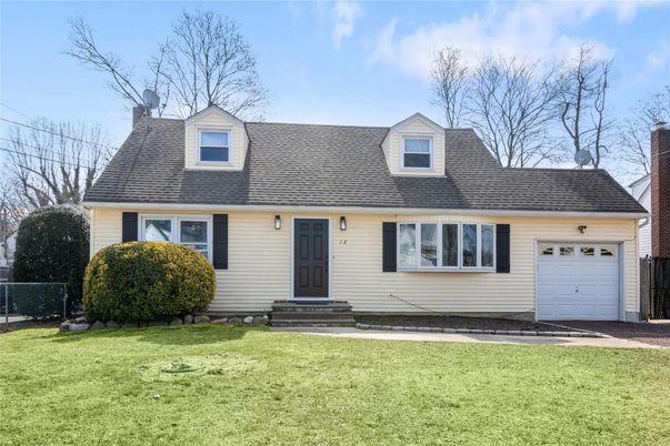 Attached, Exterior, Facade, Cape Cod