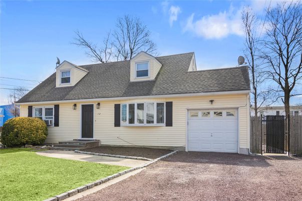 Attached, Exterior, Facade, Cape Cod