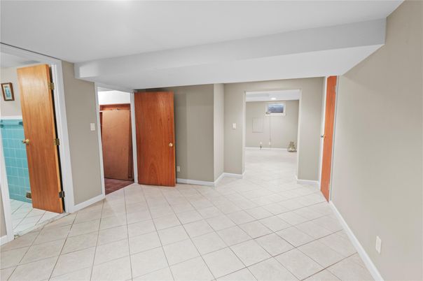 Empty room, Interior