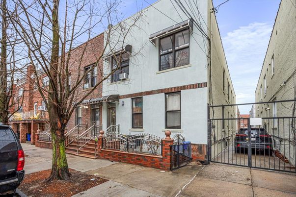 Exterior, Facade, Brick Facade, Rowhouse