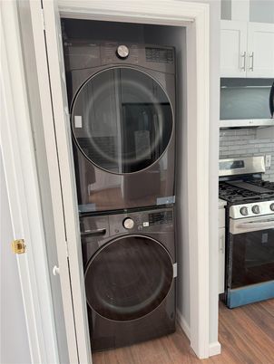 Interior, Utility Closets, Washer, Wood Texture Flooring