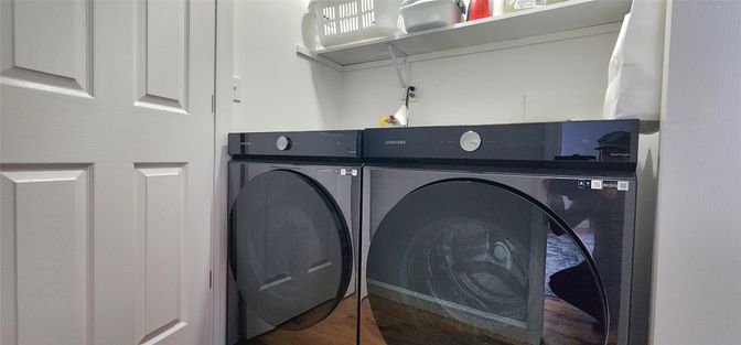Interior, Utility Closets, Washer, Wood Texture Flooring