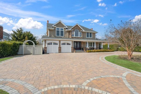Attached, Exterior, Facade, Cape Cod