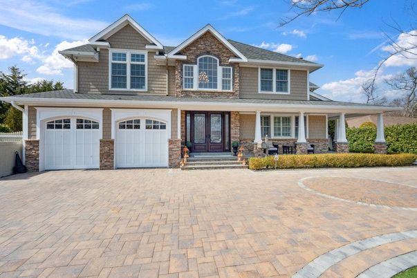 Attached, Exterior, Facade, American Craftsman
