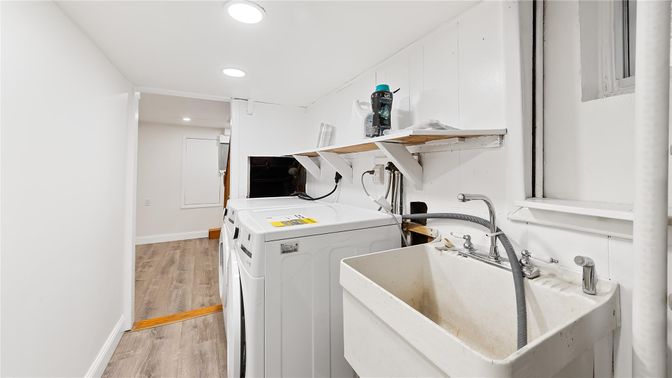 Interior, Recessed Lighting, Washer, Wood Texture Flooring