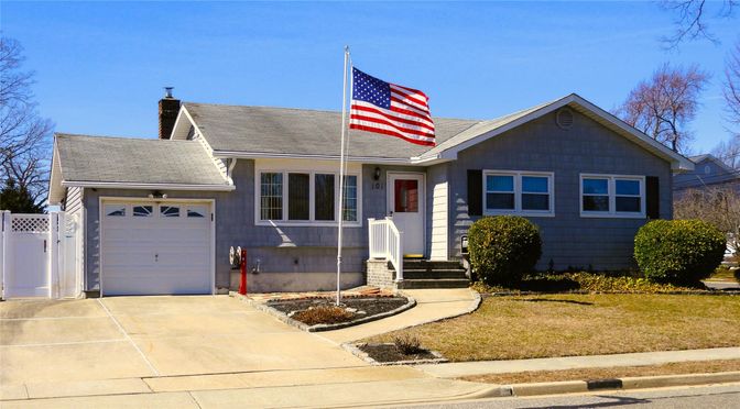 Attached, Exterior, Facade, Cape Cod