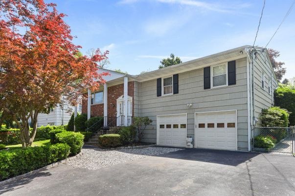 Attached, Exterior, Facade, Brick Facade, Raised Ranch