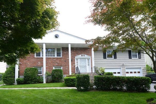 Attached, Exterior, Facade, Brick Facade, Raised Ranch