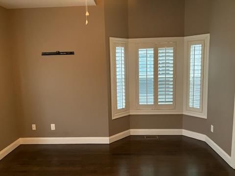 Empty room, Interior, Pendant Lights, Wood Texture Flooring