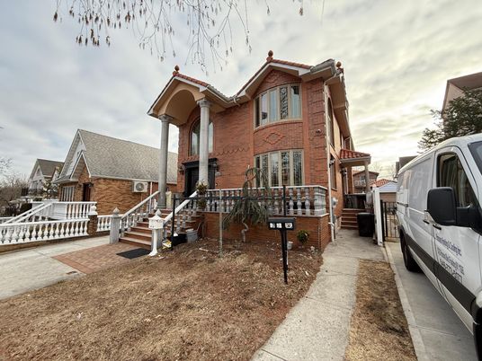 Exterior, Facade, Brick Facade, Queen Anne Victorian