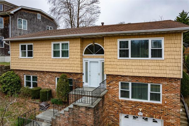 Attached, Exterior, Facade, Brick Facade, Georgian