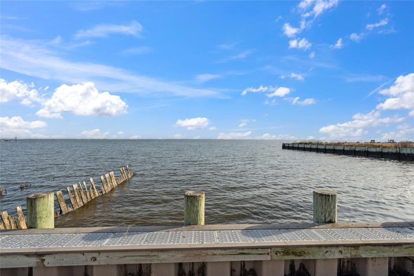 Exterior, Lake