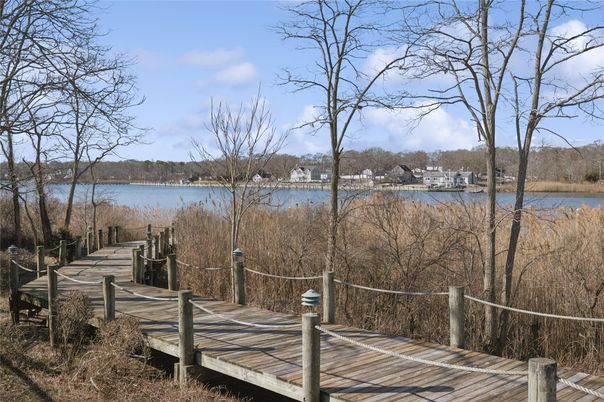 Exterior, Lake