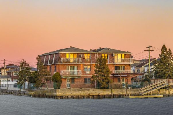 Exterior, Facade, Brick Facade, Lake, Georgian