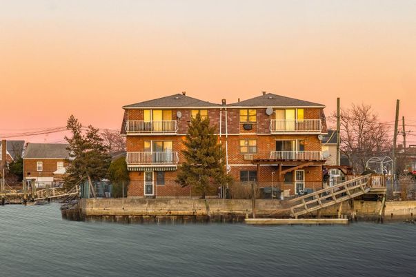 Exterior, Lake