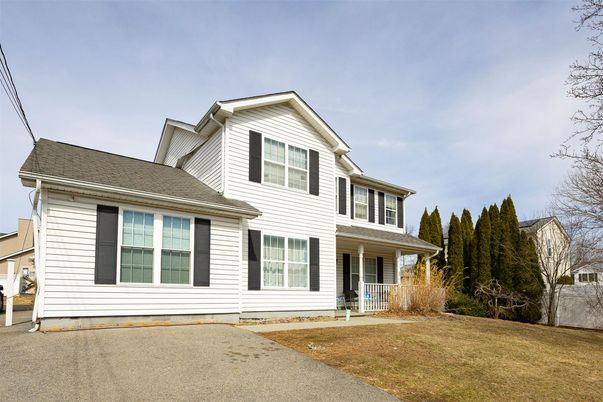 Exterior, Facade, Farmhouse